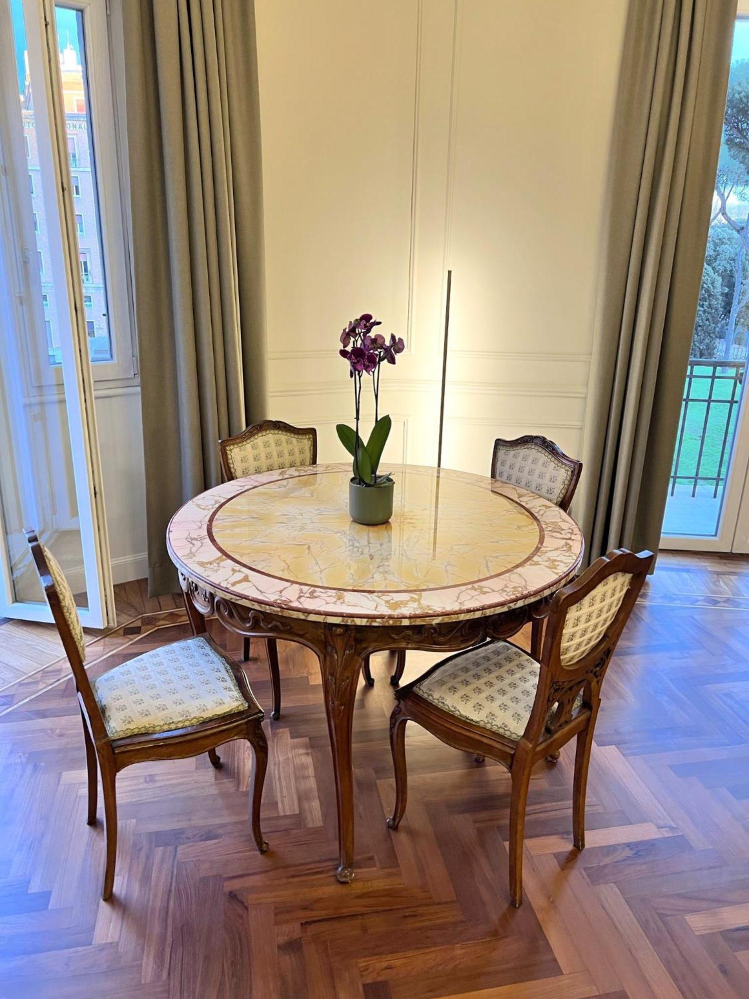 Apartment Elegance And Style In The Heart Of Rome